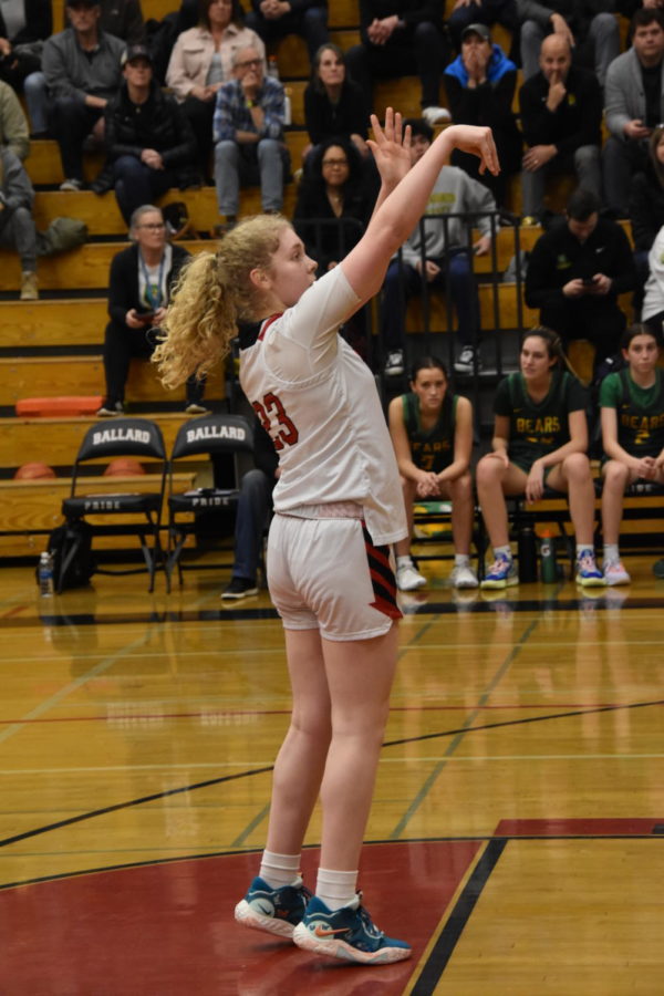 Sophomore+center+Clara+Haynes+at+the+freethrow+line+in+a+game+against+Blanchet.+The+Beavers+lost+58-32.